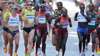 Di kategori putra, terpantau legenda lari marathon Eliud Kipchoge dari Kenya, yang gagal finish di pertandingan ini, juga memakai cooling headband. Begitu juga peraih perak, Bashir Abdi asal Belgia. Foto: Getty Images/Christian Petersen