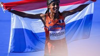 Peraih emas lari marathon putri Olimpade Paris 2024, Sifan Hassan dari Belanda, mengenakan aksesori unik seperti bando dengan tonjolan-tonjolan seperti kristal di bagian dahi. Jelas bukan bando, melainkan headband, tepatnya cooling headband. (Photo By Sam Barnes/Sportsfile via Getty Images)