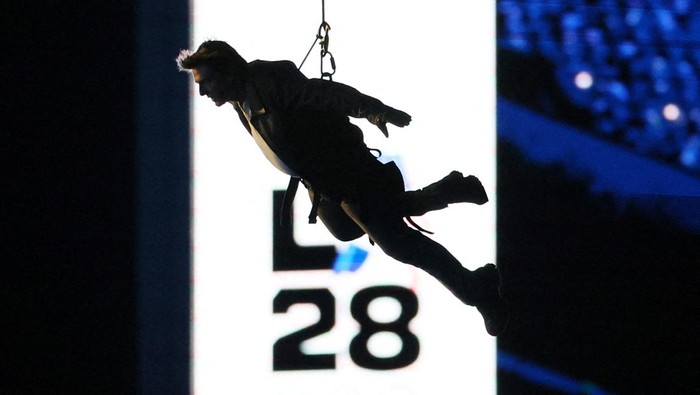 Paris 2024 Olympics - Ceremonies - Paris 2024 Closing Ceremony - Stade de France, Saint-Denis, France - August 11, 2024. Actor Tom Cruise performs during the closing ceremony. REUTERS/Leah Millis     TPX IMAGES OF THE DAY