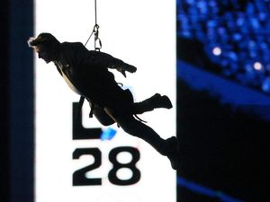 Aksi Terjun Tom Cruise Hebohkan Penutupan Olimpiade Paris 2024