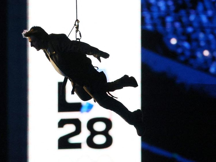 Aksi Terjun Tom Cruise Hebohkan Penutupan Olimpiade Paris 2024