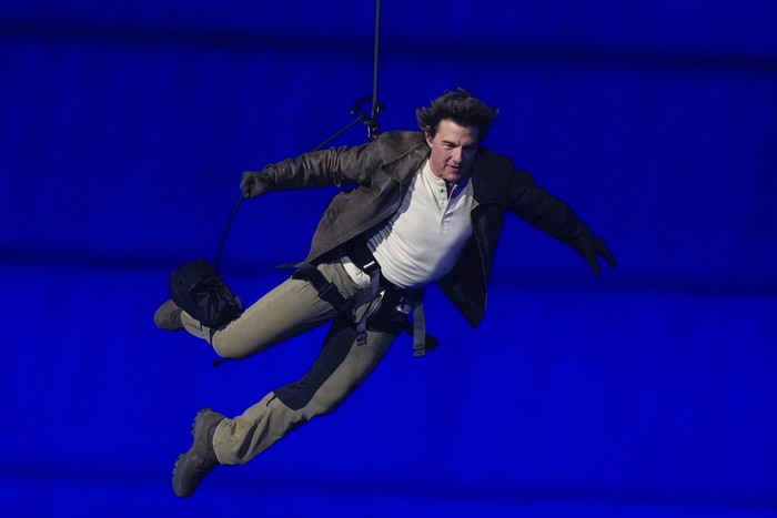 Aksi Terjun Tom Cruise Hebohkan Penutupan Olimpiade Paris 2024 Tom Cruise is lowered on the Stade de France during the 2024 Summer Olympics closing ceremony, Sunday, Aug. 11, 2024, in Saint-Denis, France. (AP Photo/Natacha Pisarenko)