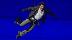 Aksi Terjun Tom Cruise Hebohkan Penutupan Olimpiade Paris 2024 Aksi Terjun Tom Cruise Hebohkan Penutupan Olimpiade Paris 2024