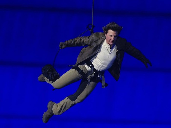 Aksi Terjun Tom Cruise Hebohkan Penutupan Olimpiade Paris 2024 Tom Cruise is lowered on the Stade de France during the 2024 Summer Olympics closing ceremony, Sunday, Aug. 11, 2024, in Saint-Denis, France. (AP Photo/Natacha Pisarenko)
