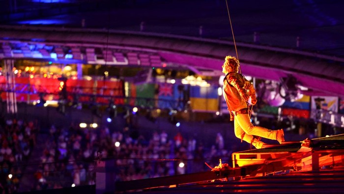 Paris 2024 Olympics - Ceremonies - Paris 2024 Closing Ceremony - Stade de France, Saint-Denis, France - August 11, 2024. Actor Tom Cruise jumps from the roof of the Stade de France during the closing ceremony. REUTERS/Fabrizio Bensch/Pool