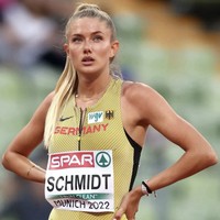 Kontroversi lain yang sempat mencuat adalah ia disebut sebagai anak emas terkait pemilihan Schmidt untuk nomor estafet 4x400 meter campuran, yang menyebabkan keretakan dengan pelari Jerman lainnya, Luna Bulmahn. Bulmahn yang secara catatan lari lebih terdepan dibanding Schmidt merasa tidak puas dengan keputusan tersebut, akhirnya dikeluarkan dari tim sebelum lomba estafet wanita. Foto: dok. Instagram @alicasmd