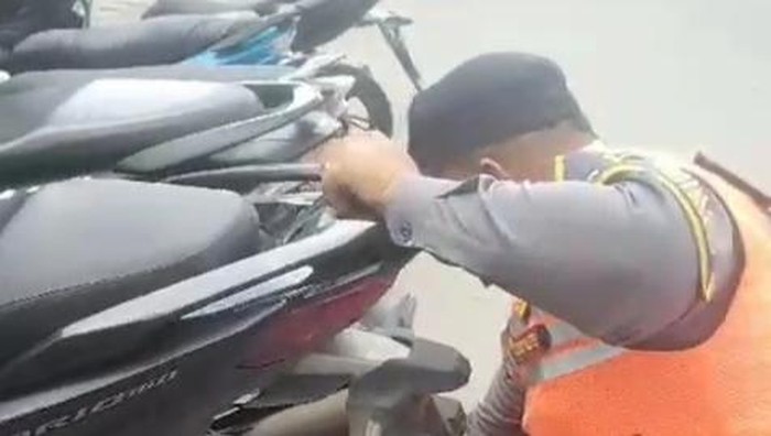 Anggota Dishub Palembang menindak parkir liar di Jalan Pom IX tepat di depan RS Siloam Palembang.