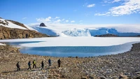Operator tur White Desert benar-benar memberikan contoh bagaimana pariwisata dapat dilakukan secara berkelanjutan karena bermitra dengan para ilmuwan yang pergi ke Antartika (Foto: CNN)