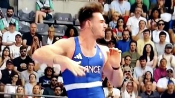 Pelompat galah Prancis Anthony Ammirati menjadi perbincangan hangat setelah mengalami nasib malang saat menjatuhkan mistar gawang dengan kemaluannya, membuatnya viral di internet. Ammirati gagal lolos ke babak final setelah tiga kali gagal melompati mistar gawang pada ketinggian 5,70 m. Ia begitu dekat melompati mistar gawang pada percobaan kedua di mana seluruh bagian tubuhnya berhasil lewat, kecuali yang itu. Foto: Herald Sun