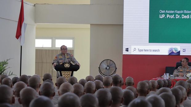 As SDM Kapolri Irjen Dedi Prasetyo tinjau siswa Tamtama asal Papua di SPN Polda Kaltim.