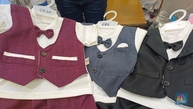 Baju anak-anak di Tanah Abang bertuliskan Korea dan berlabel made in Indonesia. (CNBC Indonesia/Martyasari Rizky)