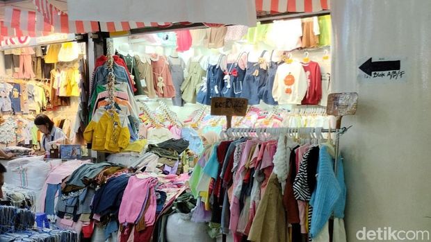 Banyak Baju Impor China Dijual Murah di Pasar Tanah Abang