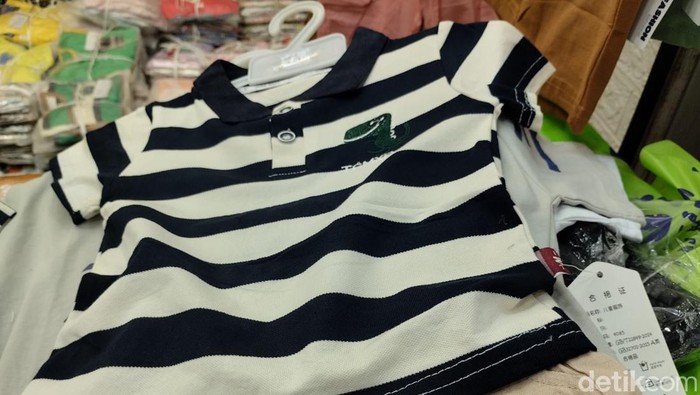 Banyak Baju Impor China Dijual Murah di Pasar Tanah Abang