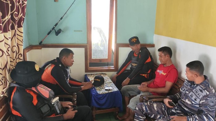Basrun (baju merah) nelayan di Kabupaten Kepulauan Selayar yang sempat hanyut akibat mesin perahunya mati.