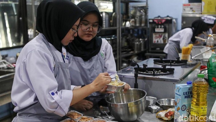 Suasana pelatihan tata boga di Pusat Pelatihan Kerja Daerah (PPKD) Jakarta Selatan, Senin (12/8/2024). PPKD Jakarta Selatan memfasilitasi masyarakat untuk mendapatkan pelatihan kerja agar siap bekerja di dalam dan luar negeri.