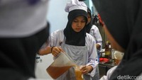 Warga mengikuti latihan kerja di Pusat Pelatihan Kerja Daerah (PPKD) Jakarta Selatan, Senin (12/8/2024).