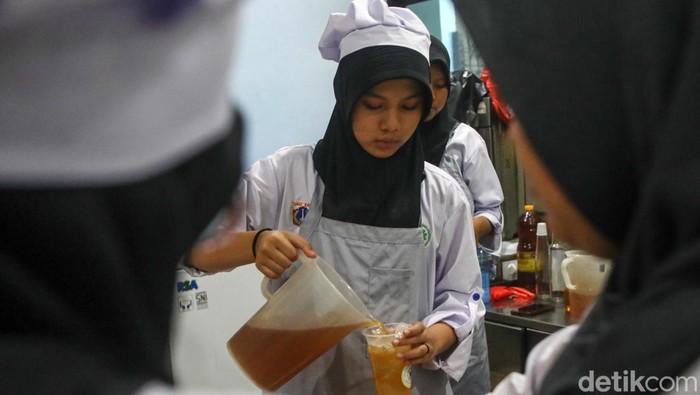 Suasana pelatihan tata boga di Pusat Pelatihan Kerja Daerah (PPKD) Jakarta Selatan, Senin (12/8/2024). PPKD Jakarta Selatan memfasilitasi masyarakat untuk mendapatkan pelatihan kerja agar siap bekerja di dalam dan luar negeri.