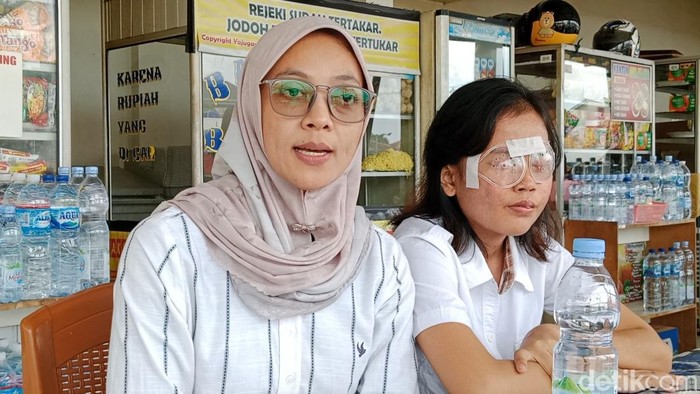 Berlian dan bibinya saat mendatangi RS Bhayangkara Palembang