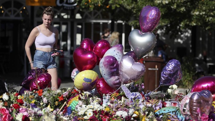 Britain Children Stabbing A woman looks at tributes that are left the Atkinson art centre in Southport, England, Sunday, Aug. 11, 2024 after three young girls were killed in a knife attack at a Taylor Swift-themed holiday club.(AP Photo/Scott Heppell)