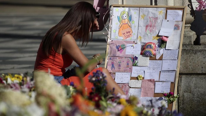 Britain Children Stabbing A woman looks at tributes that are left the Atkinson art centre in Southport, England, Sunday, Aug. 11, 2024 after three young girls were killed in a knife attack at a Taylor Swift-themed holiday club.(AP Photo/Scott Heppell)