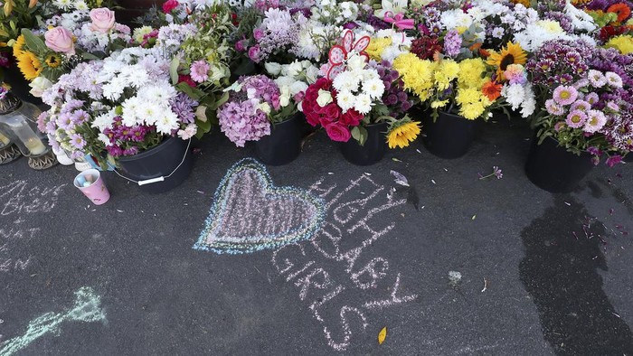 Britain Children Stabbing A woman looks at tributes that are left the Atkinson art centre in Southport, England, Sunday, Aug. 11, 2024 after three young girls were killed in a knife attack at a Taylor Swift-themed holiday club.(AP Photo/Scott Heppell)