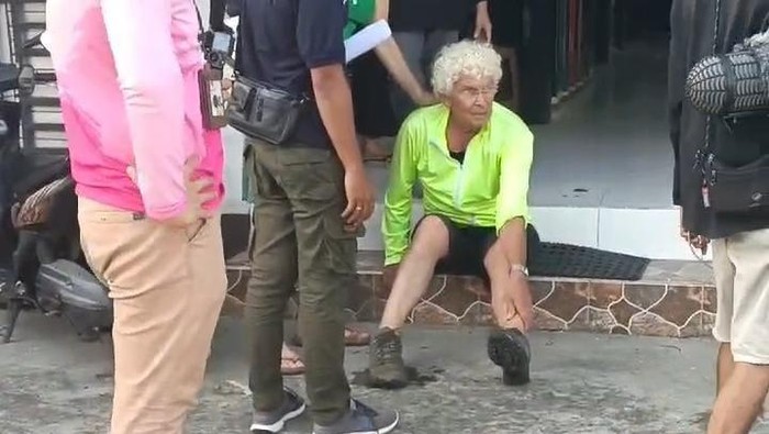 Bule asal Belanda, Stam (65) terjatuh di lubang trotoar Gorontalo hingga terluka.
