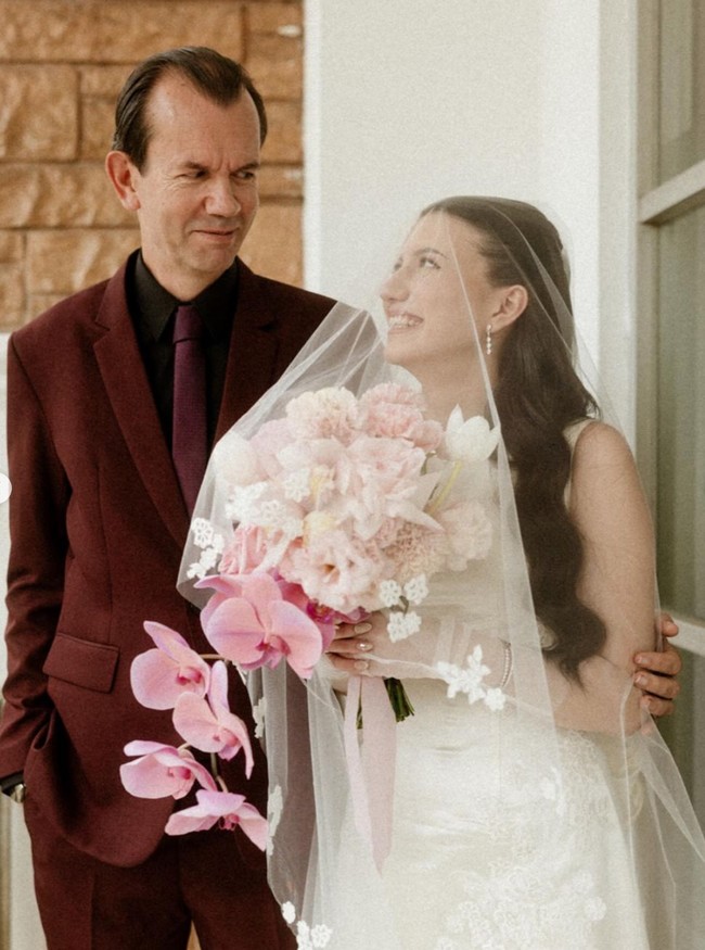 Terlihat ayah Cassandra Lee, Michael Lee, yang ikut mendampingi sang putri di hari bahagianya. Cassandra Lee sendiri melepas masa lajangnya di usia yang cukup muda, yaitu 23 tahun. Foto: Instagram/@cassandraslee