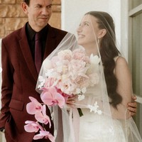 Terlihat ayah Cassandra Lee, Michael Lee, yang ikut mendampingi sang putri di hari bahagianya. Cassandra Lee sendiri melepas masa lajangnya di usia yang cukup muda, yaitu 23 tahun. Foto: Instagram/@cassandraslee