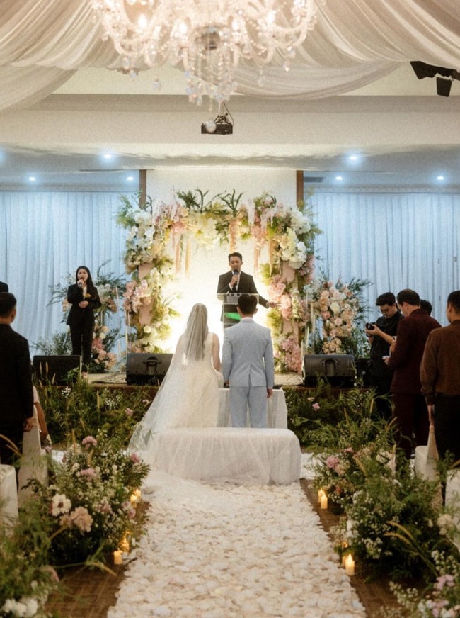 Acara pemberkatan pernikahan digelar sederhana di gereja. Sementara untuk resepsinya akan diadakan tahun depan karena menunggu keluarganya yang ada di luar negeri agar bisa hadir. Hal tersebut disampaikan Cassandra melalui keterangan unggahannya. Foto: Instagram/@cassandraslee