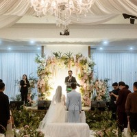 Acara pemberkatan pernikahan digelar sederhana di gereja. Sementara untuk resepsinya akan diadakan tahun depan karena menunggu keluarganya yang ada di luar negeri agar bisa hadir. Hal tersebut disampaikan Cassandra melalui keterangan unggahannya. Foto: Instagram/@cassandraslee