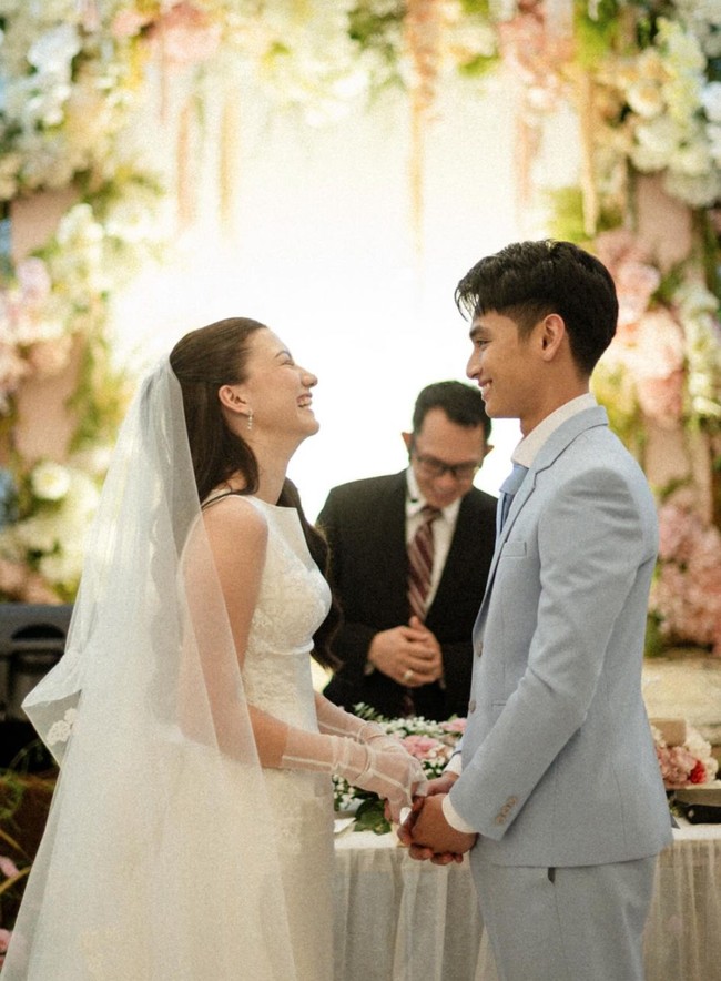 Setelah kurang lebih 1 tahun berpacaran, aktris yang kerap disapa Cassie itu akhirnya memutuskan untuk mengakhiri masa lajangnya dengan menikahi Ryuken Lie. Terlihat keduanya yang begitu bahagia di hari pernikahan mereka. Foto: Instagram/@cassandraslee