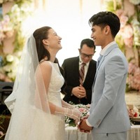 Setelah kurang lebih 1 tahun berpacaran, aktris yang kerap disapa Cassie itu akhirnya memutuskan untuk mengakhiri masa lajangnya dengan menikahi Ryuken Lie. Terlihat keduanya yang begitu bahagia di hari pernikahan mereka. Foto: Instagram/@cassandraslee