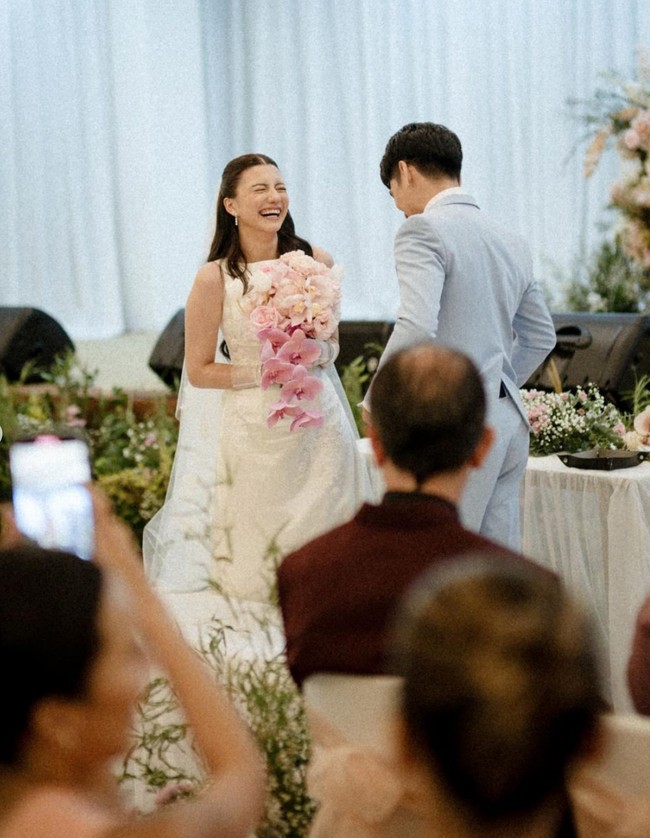 Mengenakan gaun pengantin polos dari LIV Atelier ditambah dengan riasan simpel membuat pesona kecantikan natural Cassie jadi semakin terpancar. Melengkapi penampilannya, ia juga tampak mengenakan sarung tangan berbahan kain tulle yang menerawang. Foto: Instagram/@cassandraslee