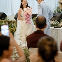 Mengenakan gaun pengantin polos dari LIV Atelier ditambah dengan riasan simpel membuat pesona kecantikan natural Cassie jadi semakin terpancar. Melengkapi penampilannya, ia juga tampak mengenakan sarung tangan berbahan kain tulle yang menerawang. Foto: Instagram/@cassandraslee