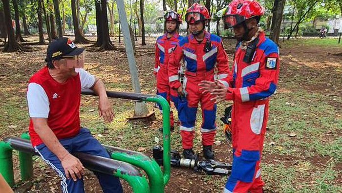 Kaki Terjepit Bencana Taman, Warga Jaksel Butuh Bantuan Tim Damkar