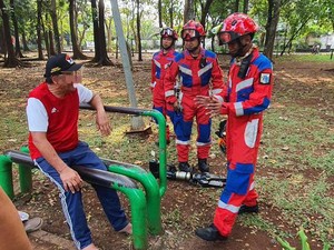 Kaki Tersangkut di Bangku Taman, Bapak-bapak di Jaksel Panggil Damkar
