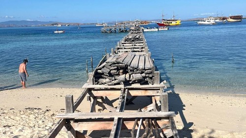 Dermaga di Pulau Kanawa Labuan Bajo, Manggarai Barat, NTT, dibongkar oleh pemiliknya setelah kena sidak pungli kapal wisata dan turis. (Foto: Istimewa)