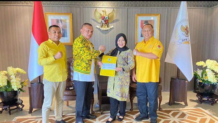 DPP Golkar menyerahkan rekomendasi kepada Idah Syaidah Rusli Habibie untuk maju di Pilgub Gorontalo.