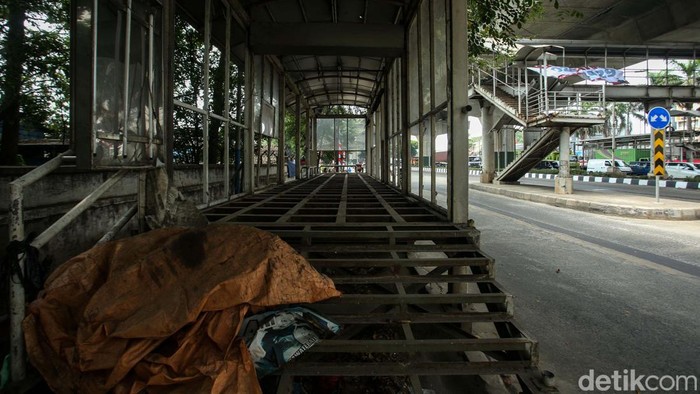 Duh! JPO dan Halte di Cakung Ini Rusak Tidak Terurus JPO dan halte Cakung United Tractor di Jalan Raya Bekasi, Cakung, Jakarta Timur, rusak tidak terawat. Begini kondisinya.