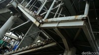 Tampak pada bagian JPO yang mengarah ke Bekasi, sudah tidak ada pagar pengaman di tangga naik. Beberapa bagian atap lepas.