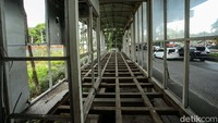 Selain JPO tampak plat alas halte sudah bolong-bolong atau lepas.