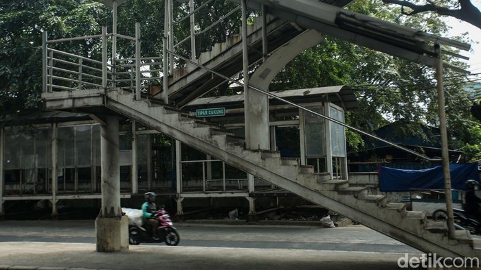 JPO dan halte Cakung United Tractor di Jalan Raya Bekasi, Cakung, Jakarta Timur, rusak tidak terawat. Begini kondisinya.