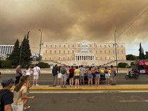 Duh! Langit Kota Athena Memerah Berselimut Asap Kebakaran Hutan