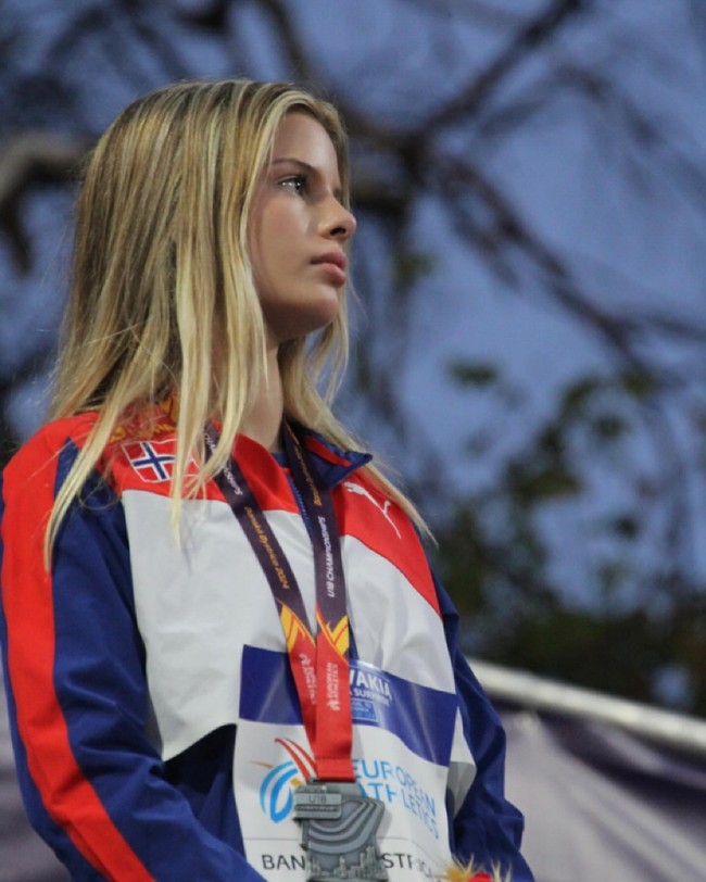 Seorang video yang viral di media sosial menampilkan sebuah atlet lompat galah tengah bertanding. Postingan diperbincangkan karena potret sang atlet yang cantik.  Foto: Instagram