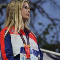 Seorang video yang viral di media sosial menampilkan sebuah atlet lompat galah tengah bertanding. Postingan diperbincangkan karena potret sang atlet yang cantik.  Foto: Instagram