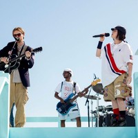 Billie Eilish tampil singkat tapi memukau di upacara penutupan Olimpiade 2024. Musisi muda ini menyanyi diiringi petikan gitar sang kakak, Finneas, dengan latar belakang pantai dalam suasana cerah. Foto: Emma McIntyre/Getty Images for LA28