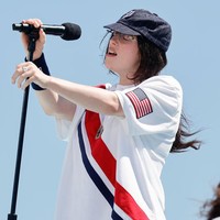 Billie Eilish mewakili kampung halamannya di Los Angeles, AS, yang akan menjadi tuan rumah Olimpiade berikutnya pada 2028. Foto: Emma McIntyre/Getty Images for LA28