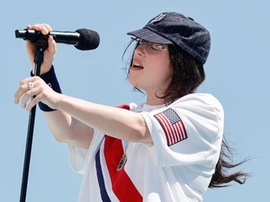 Fenomena Camping di Venue Konser Billie Eilish