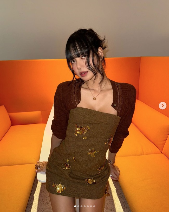 CEO LLOUD, Lisa tak kalah memesona dengan cardigan top dan mini dress bernuansa earth tone dari Shushu Tong Shanghai Fall 2024 Ready to Wear collection. Dia memakai pump heels berwarna gold yang serasi dari Louis Vuitton seharga $895 (Rp 14 jutaan juga sejumlah koleksi perhiasan emas BVLGARI. Mulai dari Serpenti Watch $15,000 (Rp 238 juta), Serpenti Necklace $5,250 (Rp 83 juta), dan B.Zero Earrings $5,200 (Rp 82 jutaan). Foto: Instagram