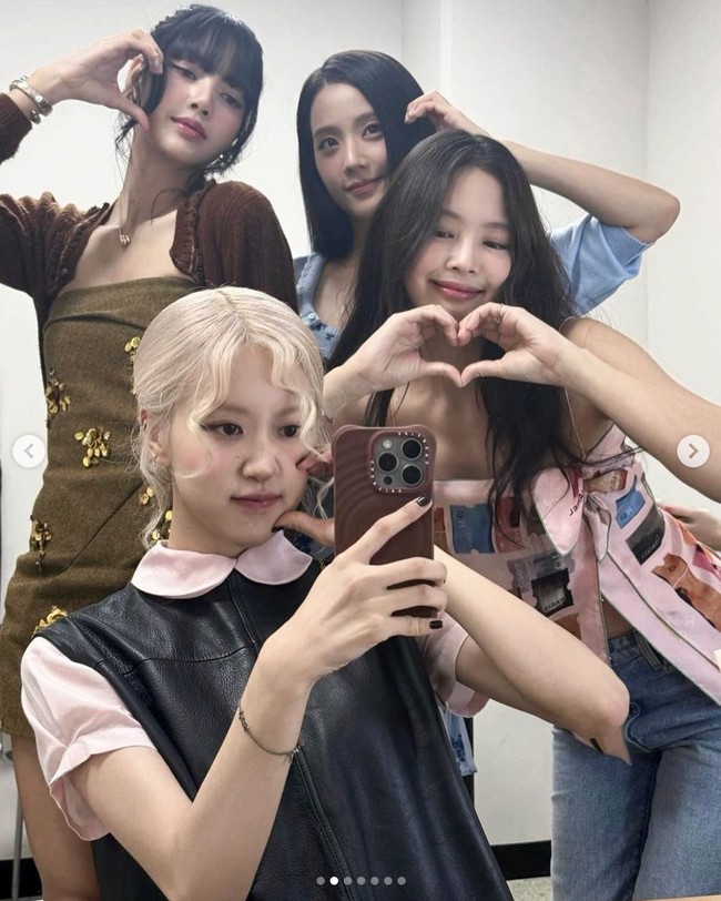 Dalam kesempatan itu, Jennie, Jisoo, Lisa, dan Rose BLACKPINK memakai koleksi busana dan perhiasan berbeda dari brand yang bekerjasama dengan mereka. Seperti Jennie yang jadi global ambassador Chanel, Jisoo dengan Cartier, Rose sebagai perwakilan Saint Laurent dan Tiffany & Co, juga Lisa bersama BVLGARI dan Louis Vuitton. Foto: Instagram